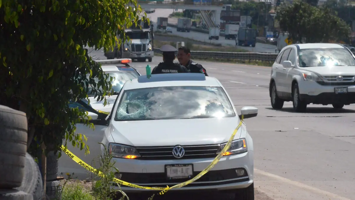 16 OCT. El impacto de la piedra traspasó el parabrisas y golpeó al occiso en la cabeza.